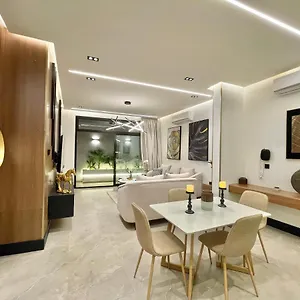 Modern Private Entrance شقة